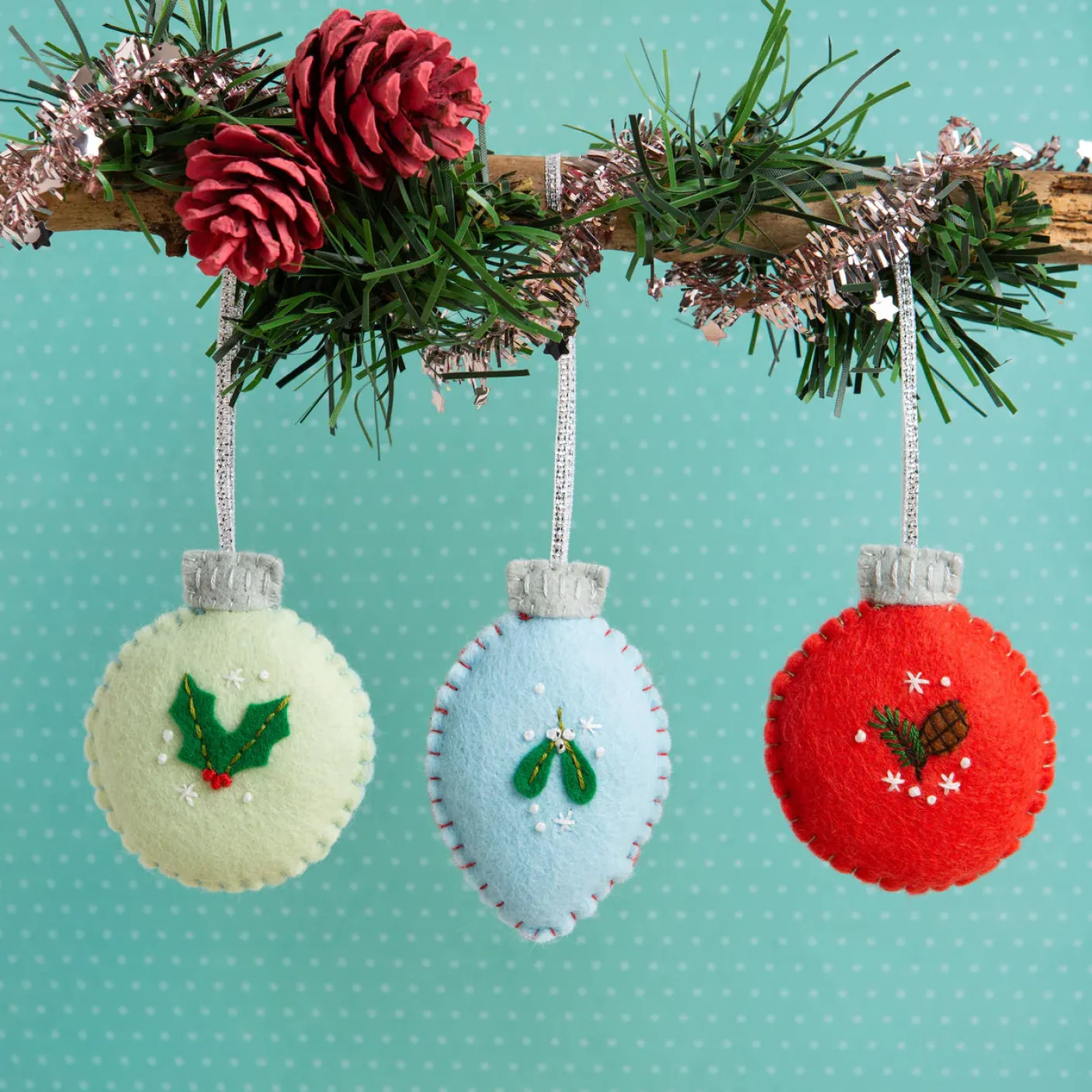 Christmas Baubles Felt Craft Kit
